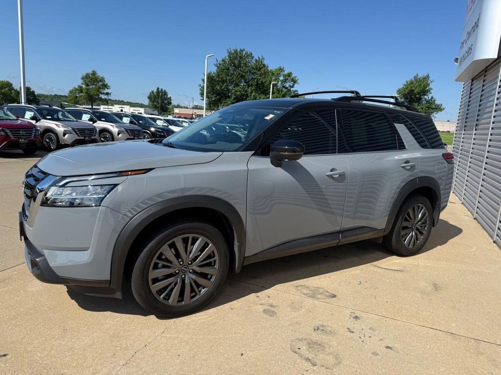 Nissan Pathfinder Vehicle Full-screen Gallery Image 40