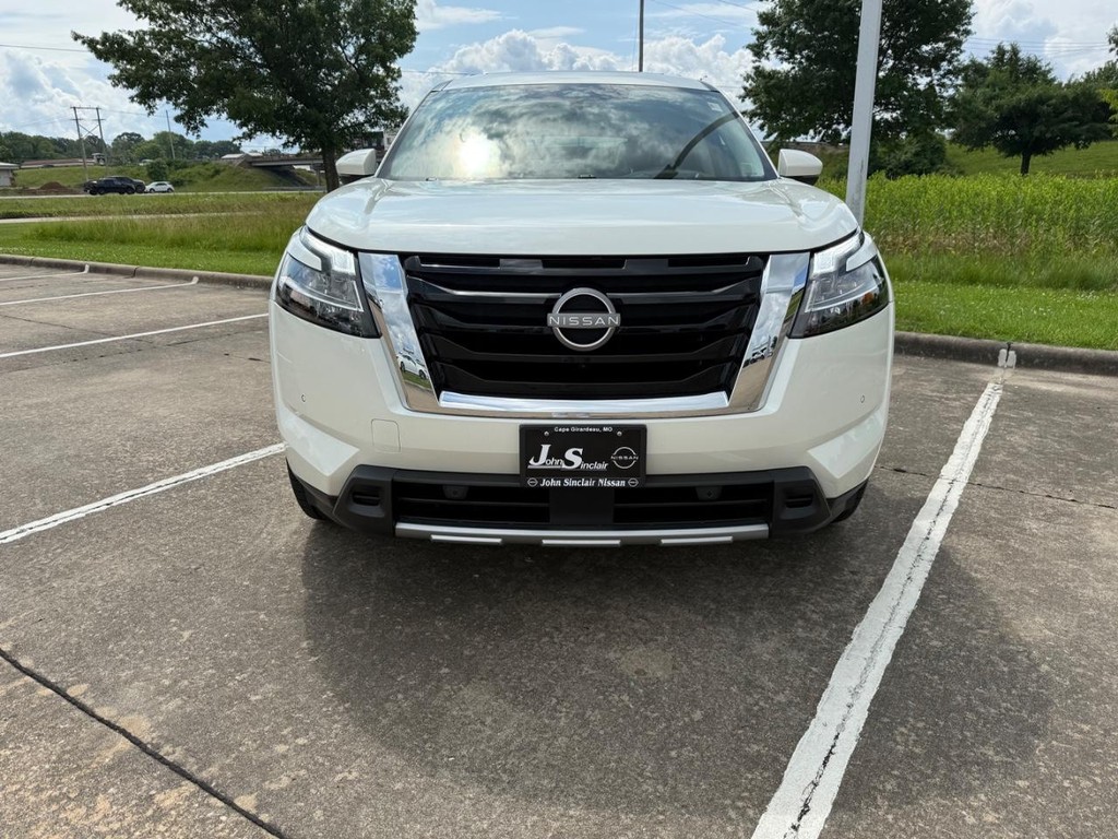 Nissan Pathfinder Vehicle Full-screen Gallery Image 06