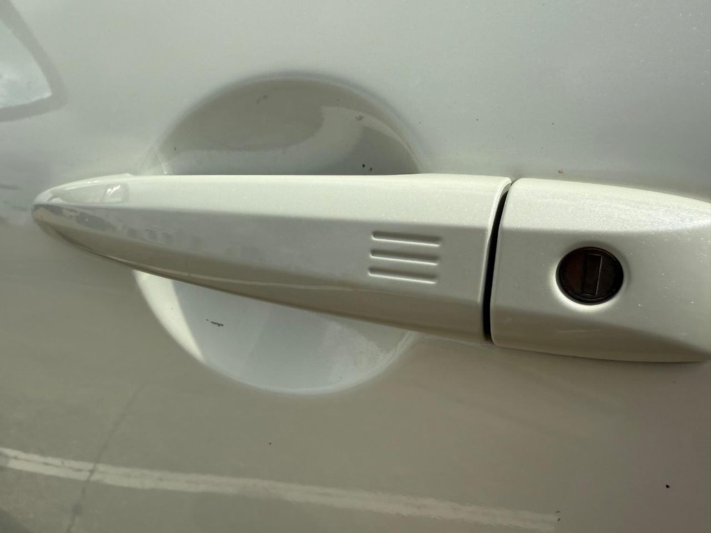 Nissan Pathfinder Vehicle Full-screen Gallery Image 16