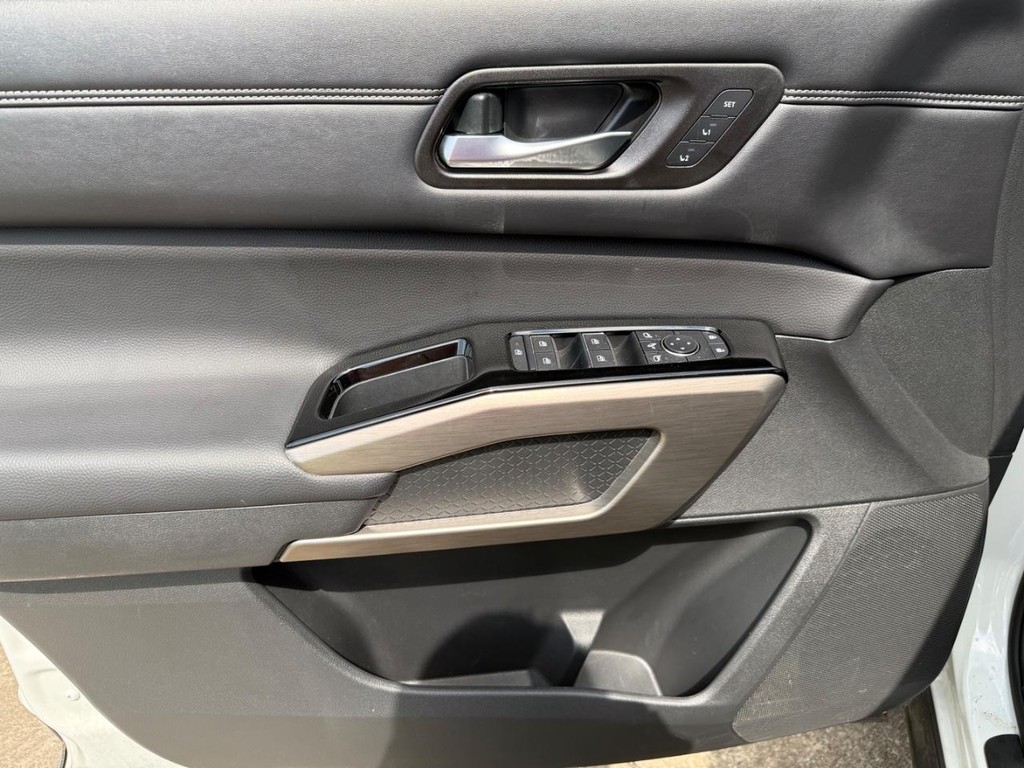 Nissan Pathfinder Vehicle Full-screen Gallery Image 17