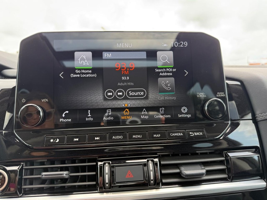 Nissan Pathfinder Vehicle Full-screen Gallery Image 25