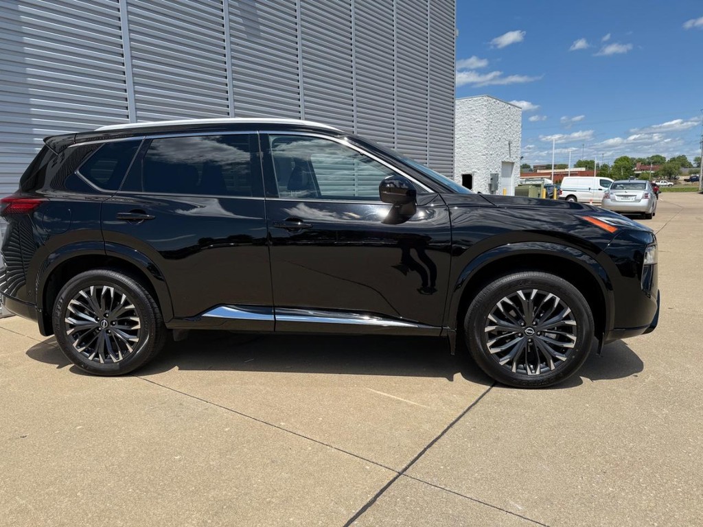Nissan Rogue Vehicle Full-screen Gallery Image 07