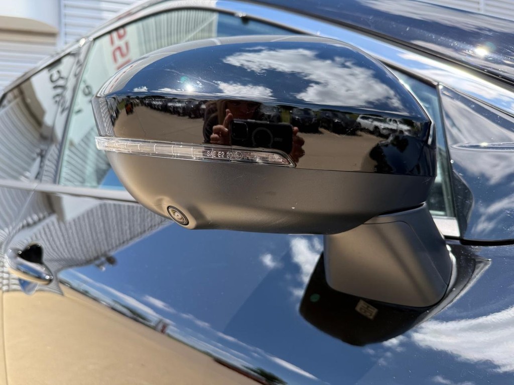 Nissan Rogue Vehicle Full-screen Gallery Image 08