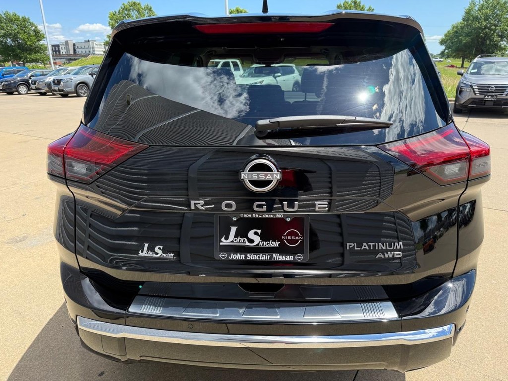 Nissan Rogue Vehicle Full-screen Gallery Image 10
