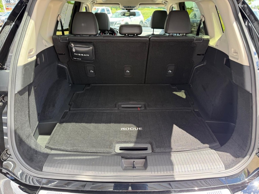 Nissan Rogue Vehicle Full-screen Gallery Image 12