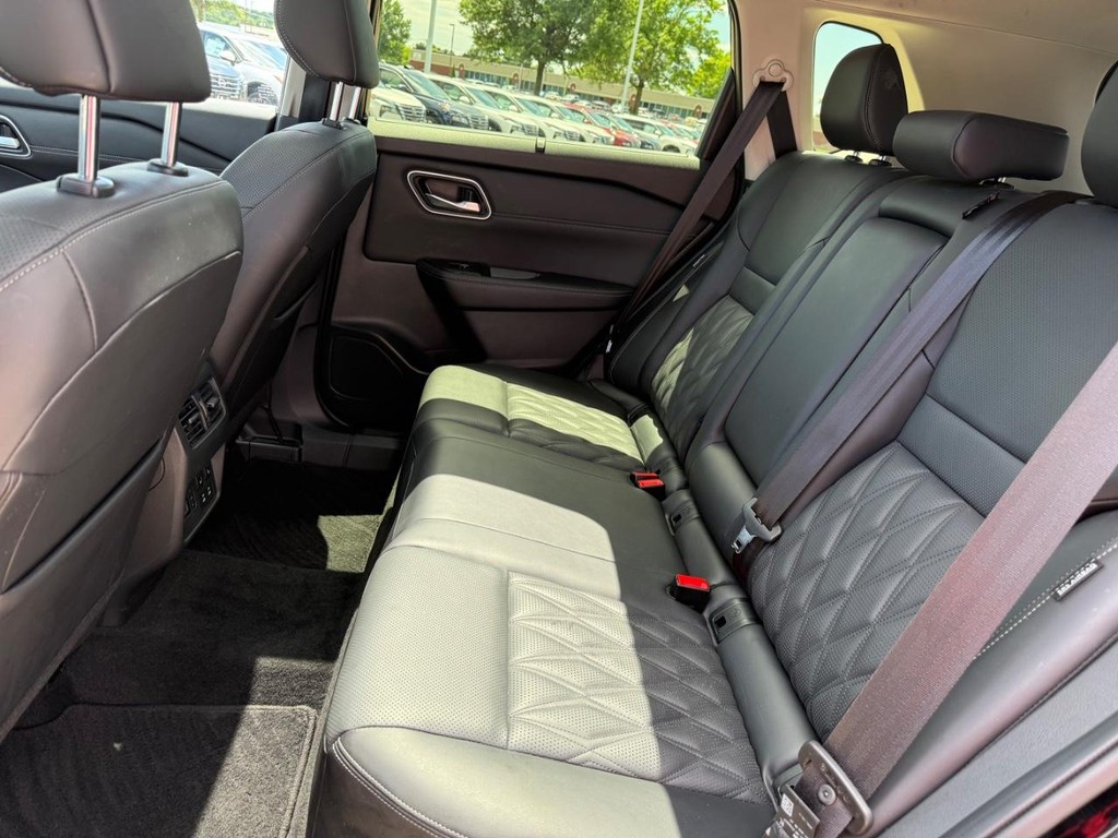 Nissan Rogue Vehicle Full-screen Gallery Image 14