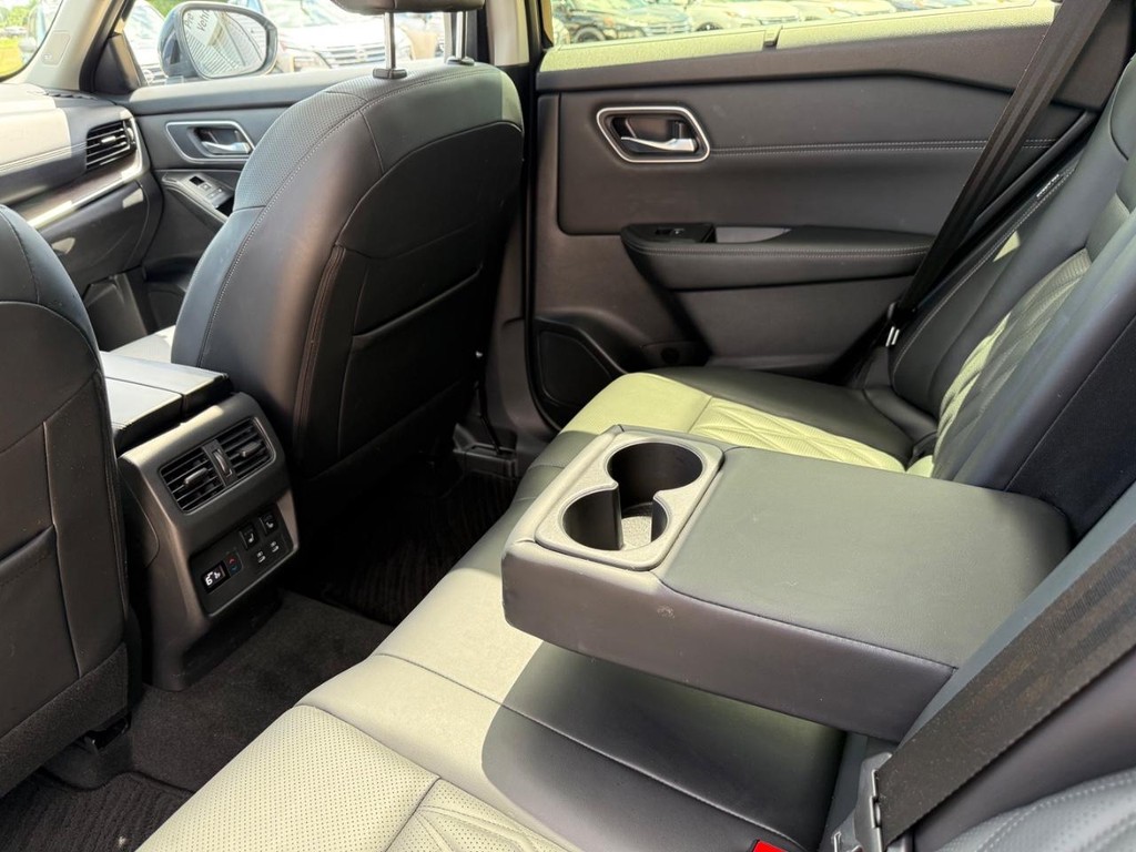 Nissan Rogue Vehicle Full-screen Gallery Image 15
