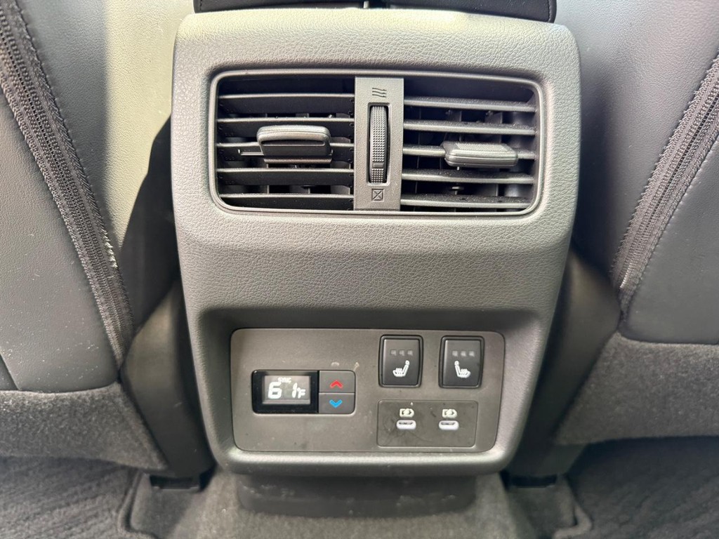 Nissan Rogue Vehicle Full-screen Gallery Image 16