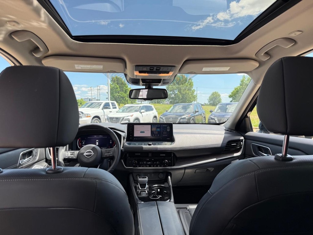 Nissan Rogue Vehicle Full-screen Gallery Image 17
