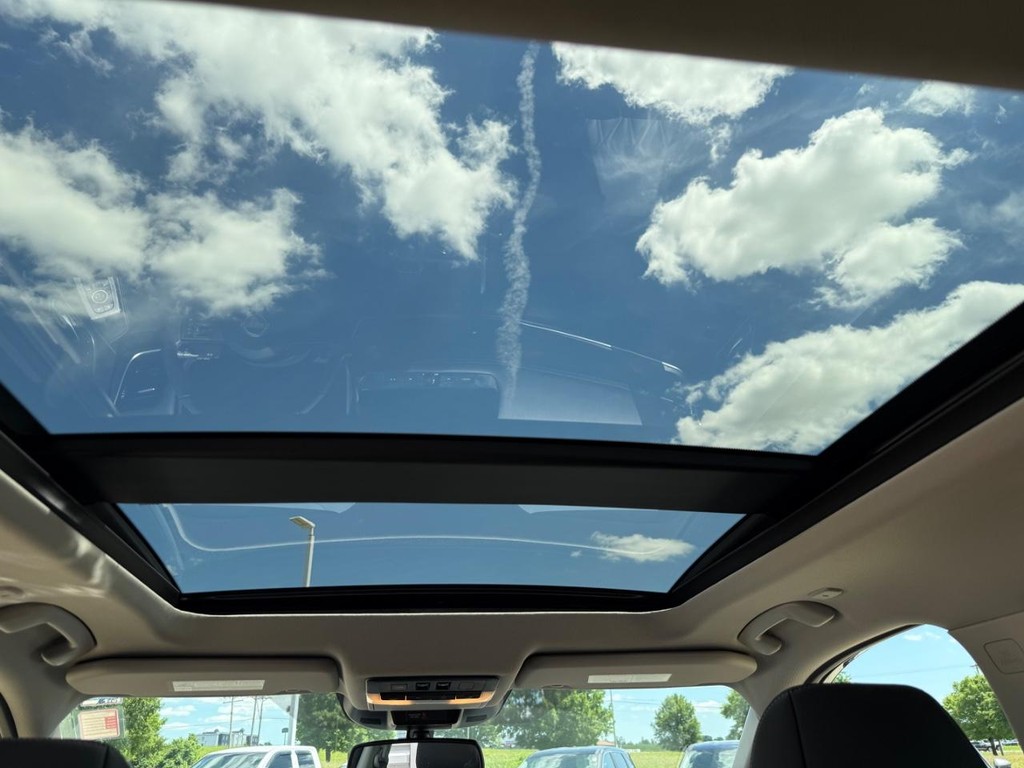 Nissan Rogue Vehicle Full-screen Gallery Image 18