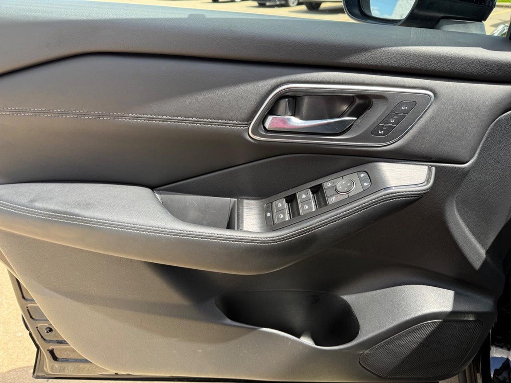 Nissan Rogue Vehicle Full-screen Gallery Image 22