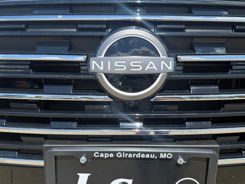 Nissan Rogue Vehicle Full-screen Gallery Image 26