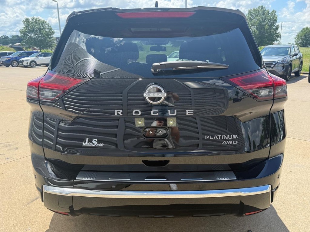 Nissan Rogue Vehicle Full-screen Gallery Image 28
