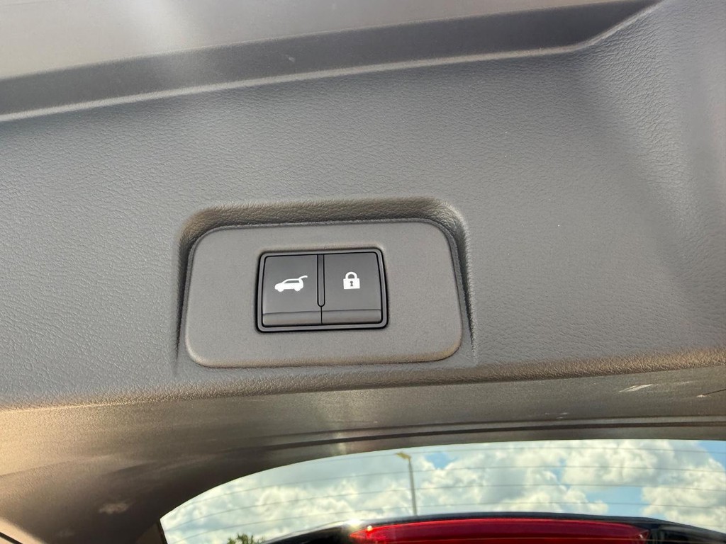 Nissan Rogue Vehicle Full-screen Gallery Image 34