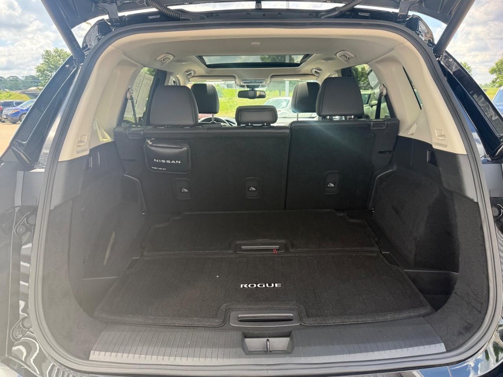 Nissan Rogue Vehicle Full-screen Gallery Image 35