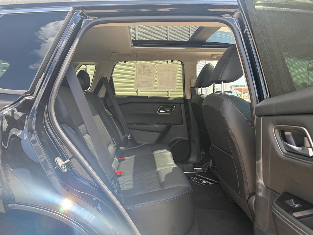 Nissan Rogue Vehicle Full-screen Gallery Image 36