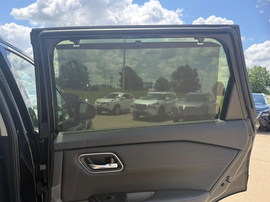 Nissan Rogue Vehicle Full-screen Gallery Image 37
