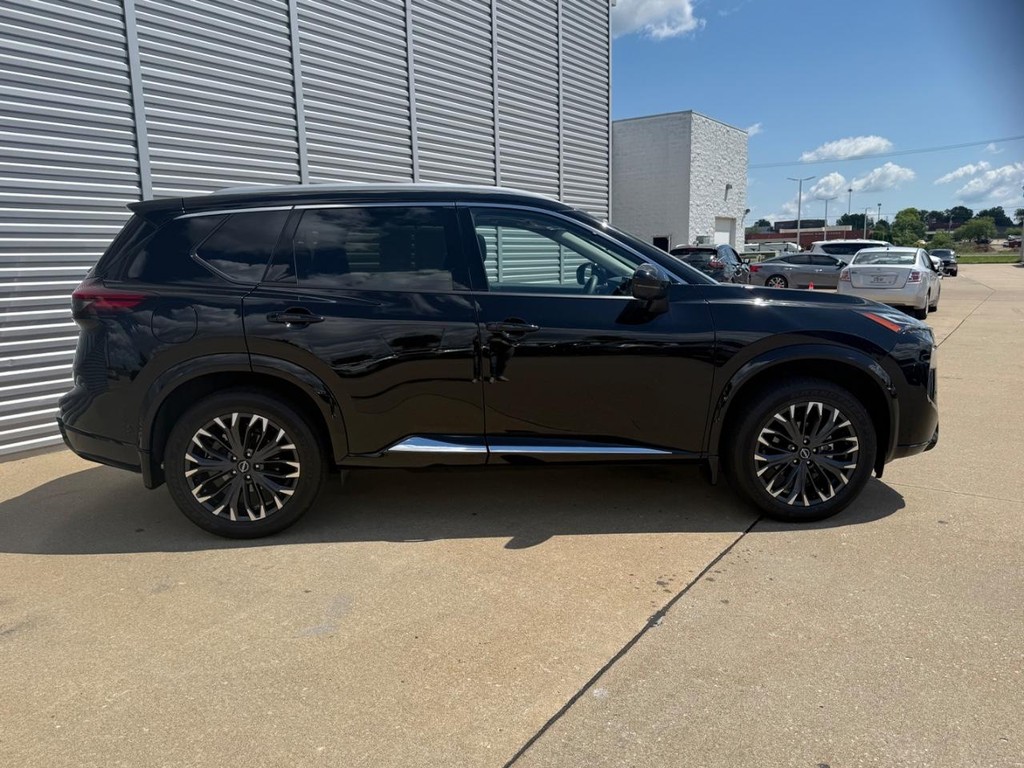 Nissan Rogue Vehicle Full-screen Gallery Image 38