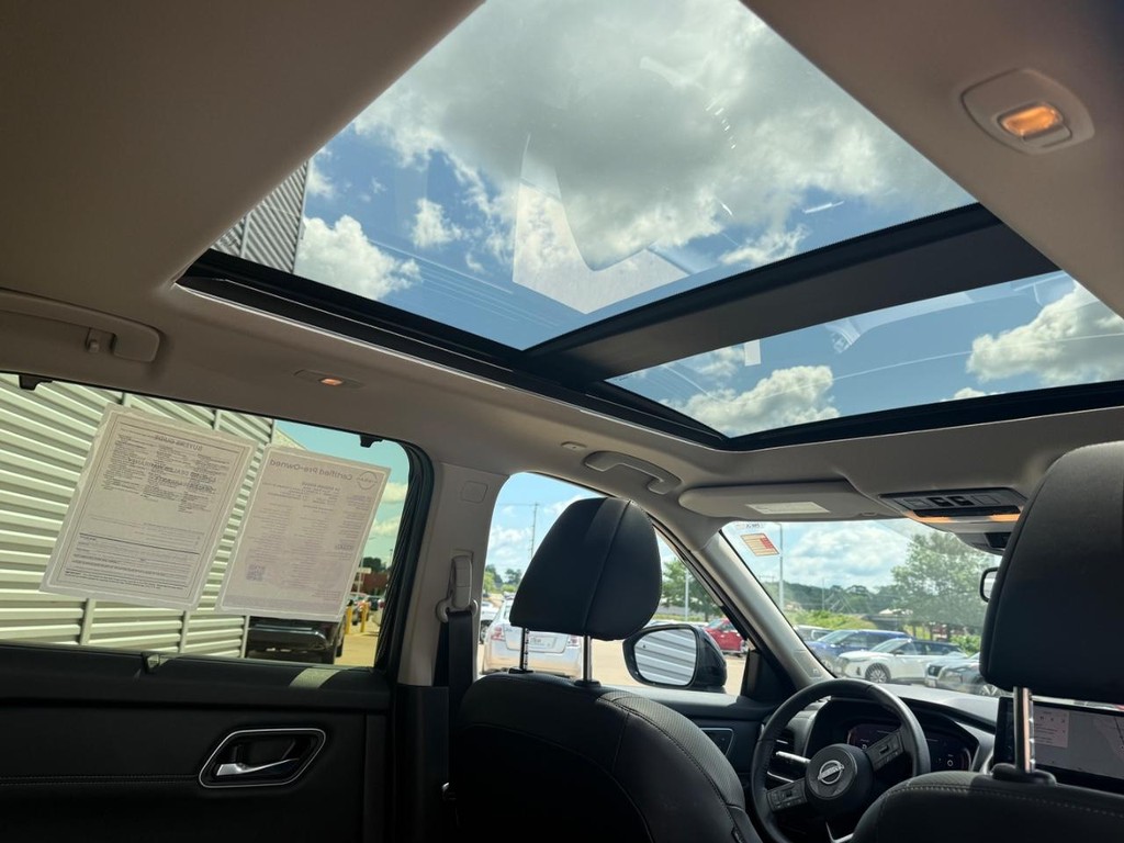 Nissan Rogue Vehicle Full-screen Gallery Image 39