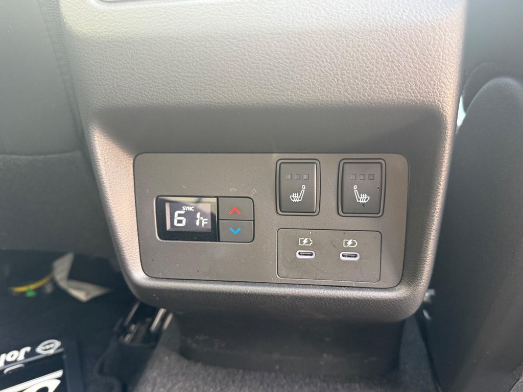Nissan Rogue Vehicle Full-screen Gallery Image 40