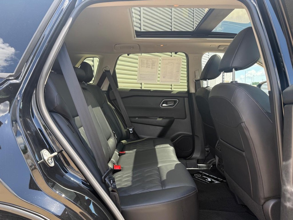 Nissan Rogue Vehicle Full-screen Gallery Image 41
