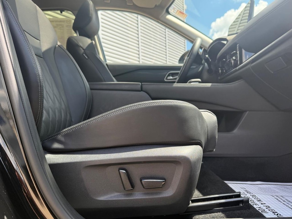 Nissan Rogue Vehicle Full-screen Gallery Image 42