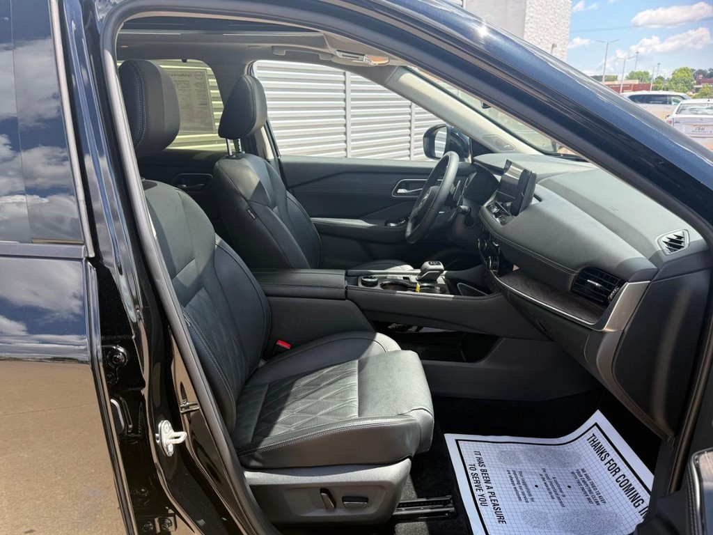 Nissan Rogue Vehicle Full-screen Gallery Image 43