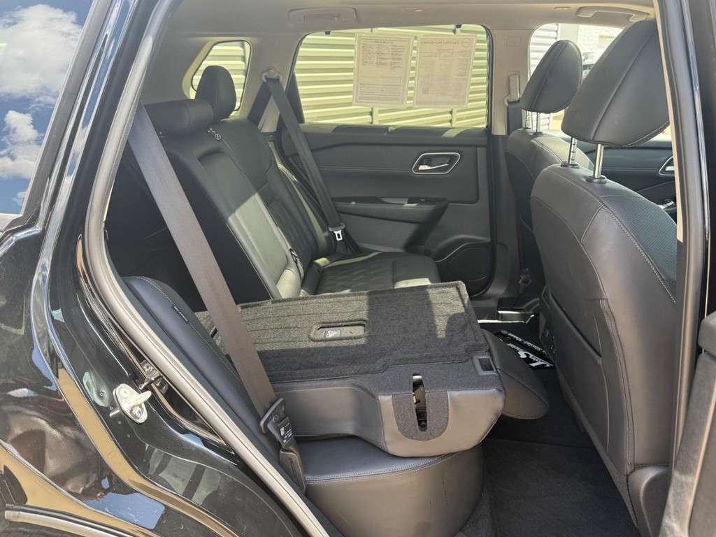 Nissan Rogue Vehicle Full-screen Gallery Image 44