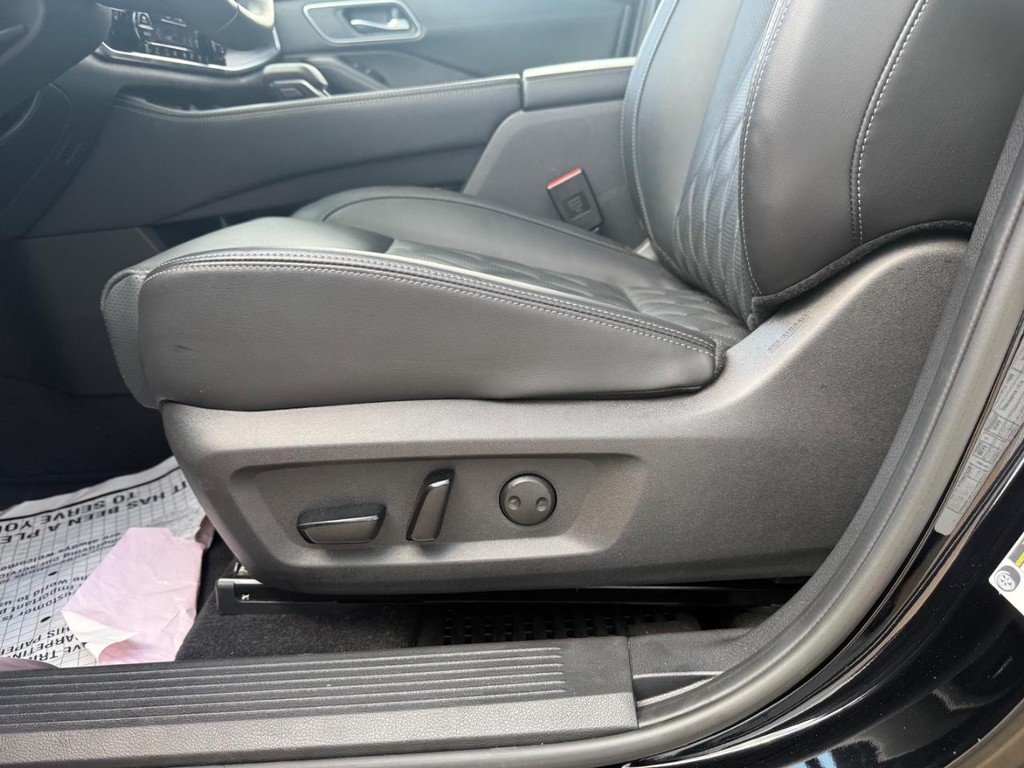 Nissan Rogue Vehicle Full-screen Gallery Image 45