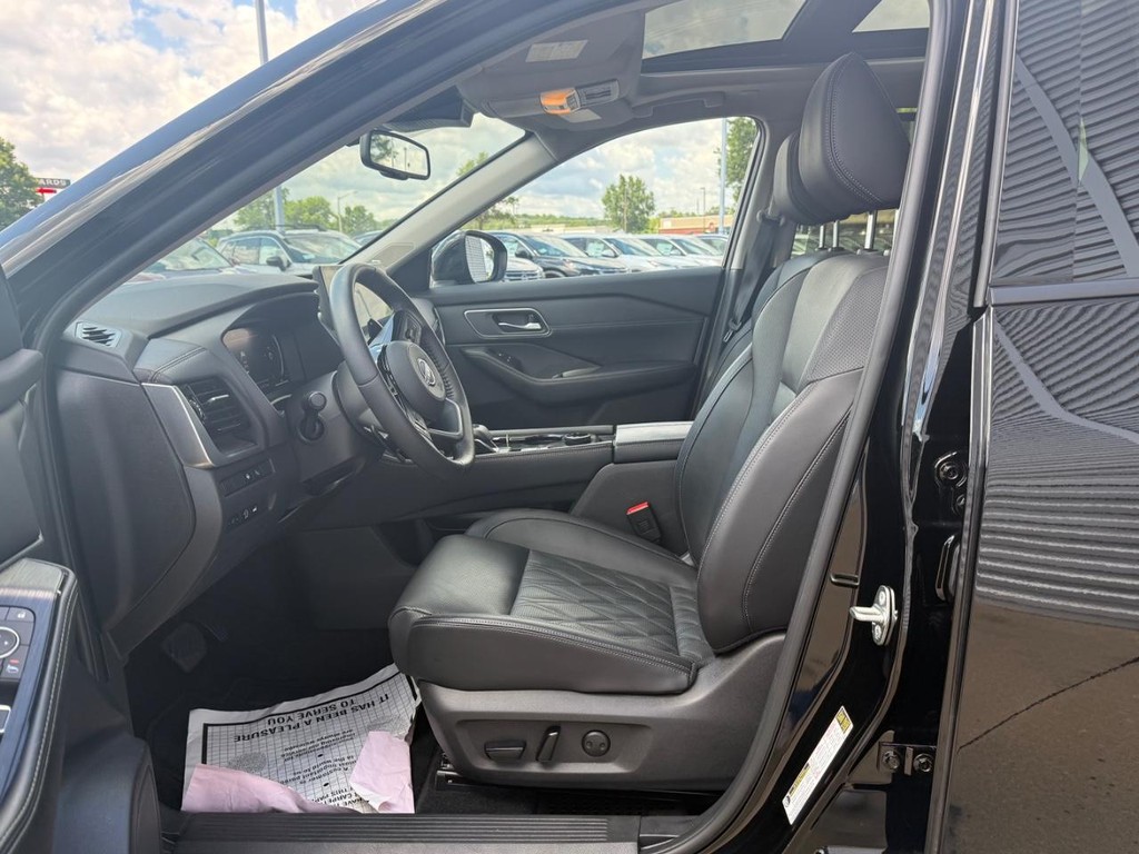 Nissan Rogue Vehicle Full-screen Gallery Image 46