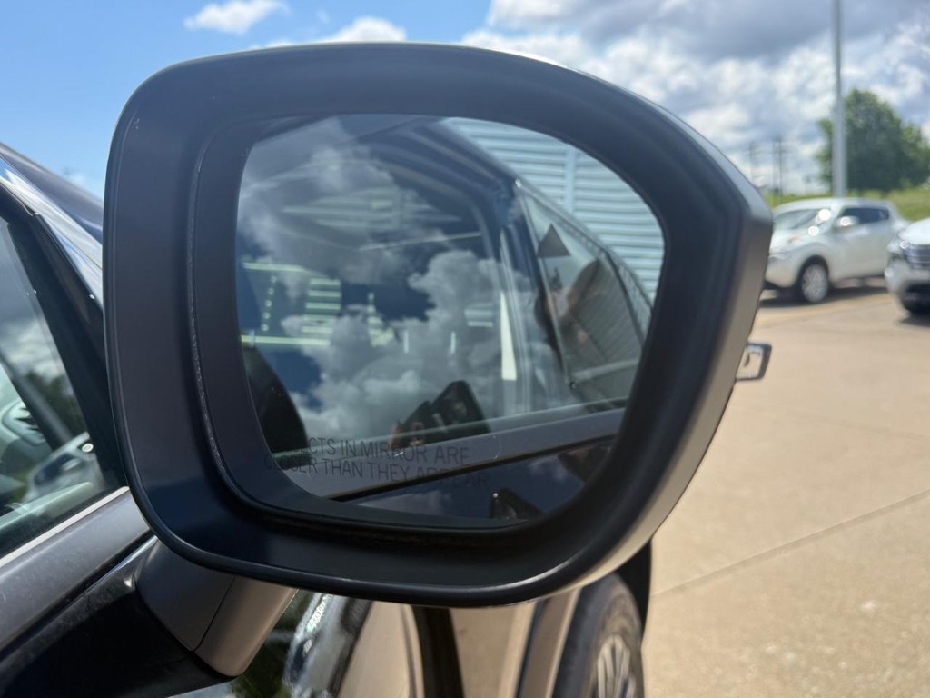Nissan Rogue Vehicle Full-screen Gallery Image 47