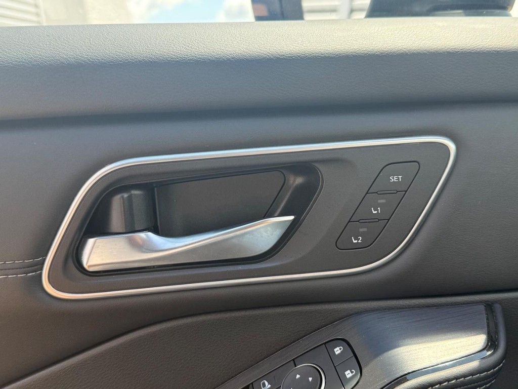 Nissan Rogue Vehicle Full-screen Gallery Image 57
