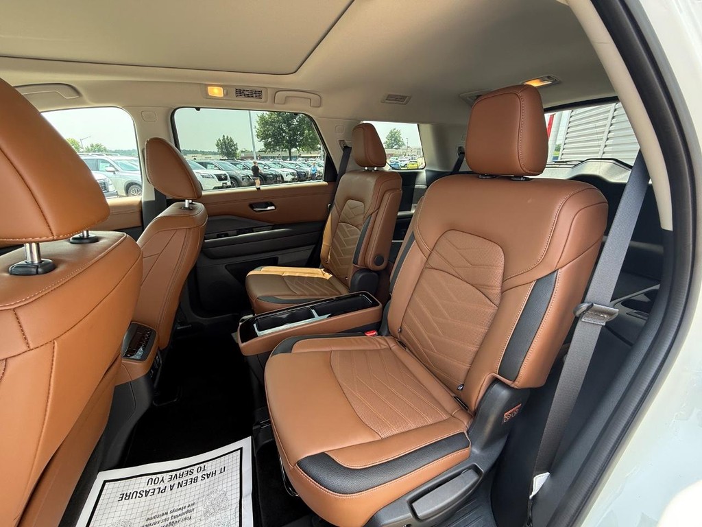 Nissan Pathfinder Vehicle Full-screen Gallery Image 03