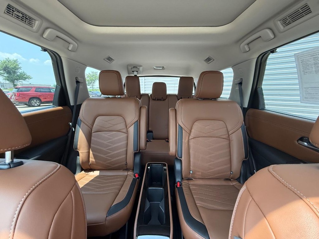 Nissan Pathfinder Vehicle Full-screen Gallery Image 04