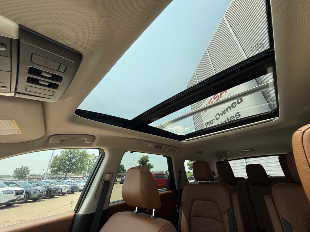 Nissan Pathfinder Vehicle Full-screen Gallery Image 05