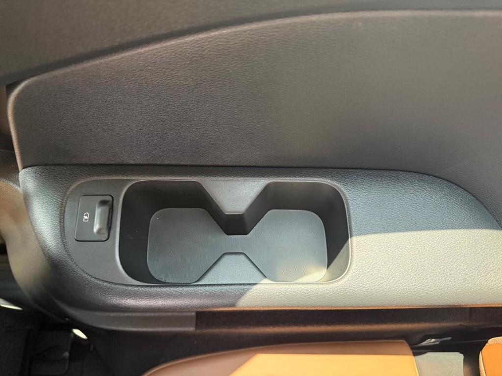 Nissan Pathfinder Vehicle Full-screen Gallery Image 09