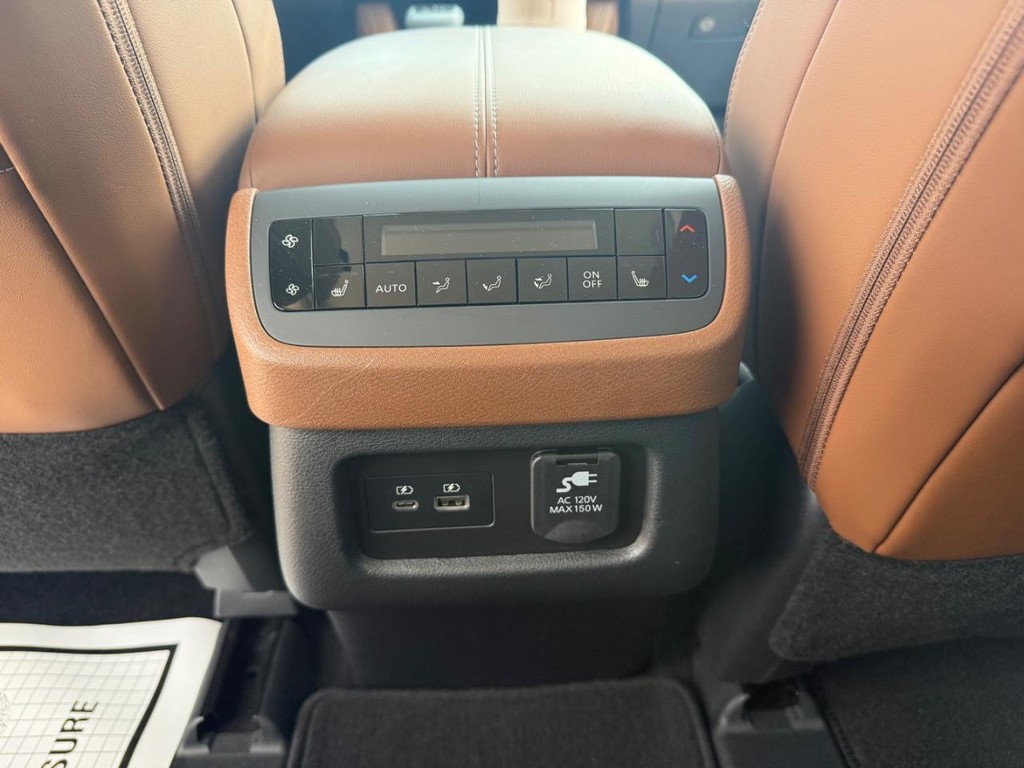 Nissan Pathfinder Vehicle Full-screen Gallery Image 10