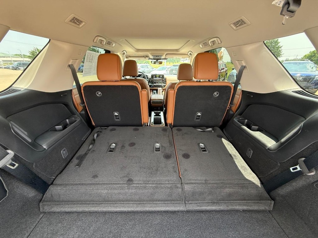 Nissan Pathfinder Vehicle Full-screen Gallery Image 12