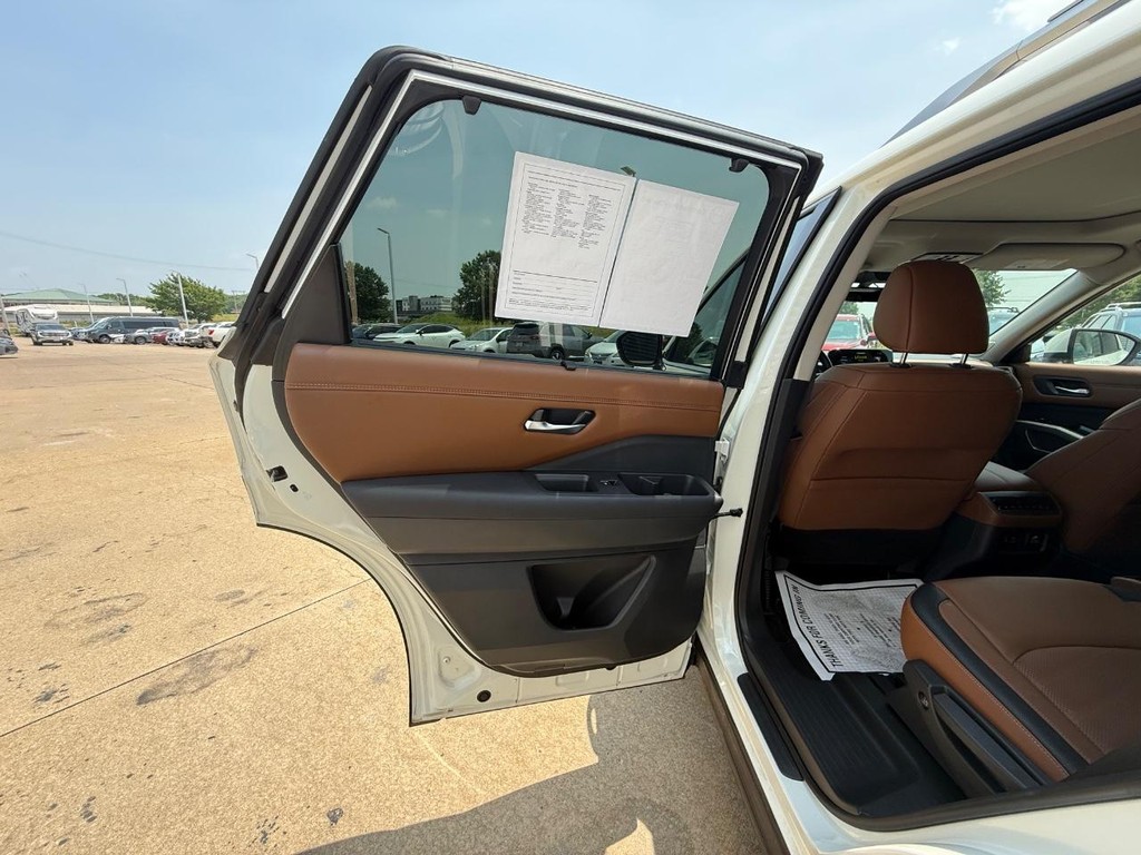 Nissan Pathfinder Vehicle Full-screen Gallery Image 14