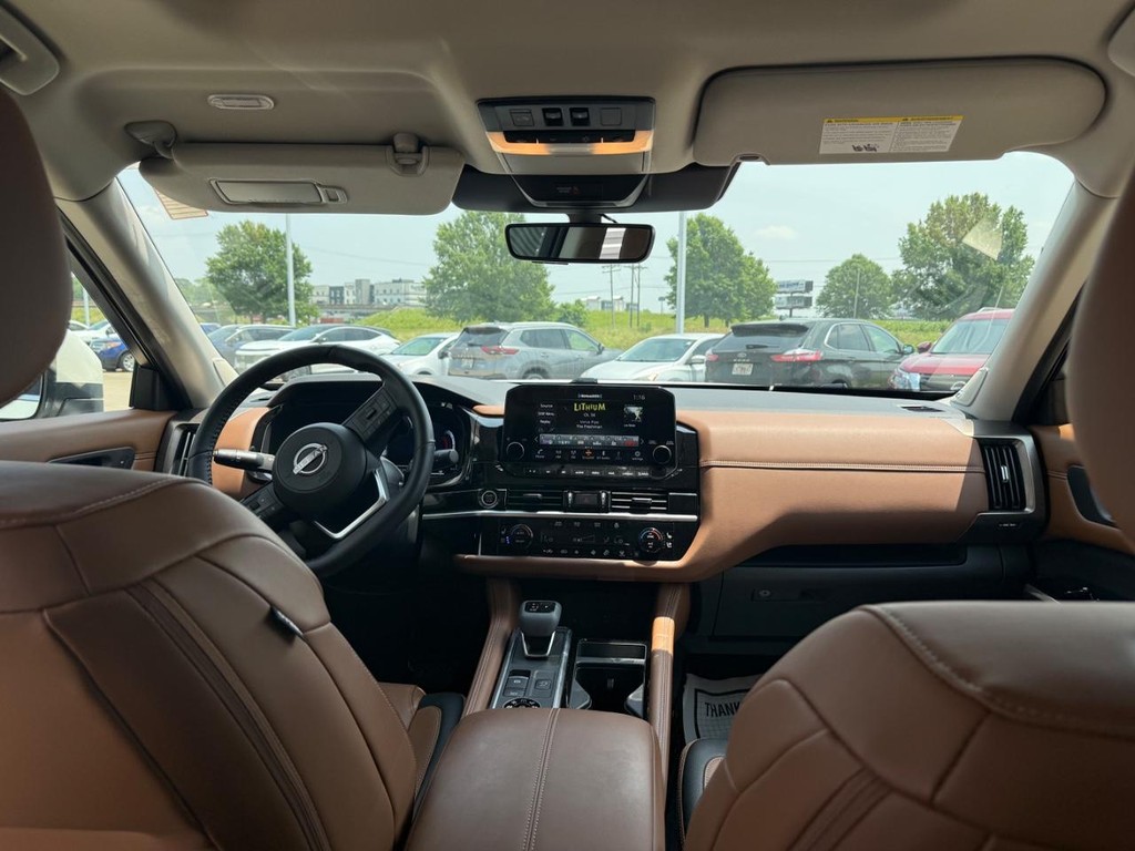 Nissan Pathfinder Vehicle Full-screen Gallery Image 15