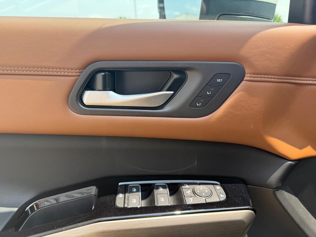 Nissan Pathfinder Vehicle Full-screen Gallery Image 16