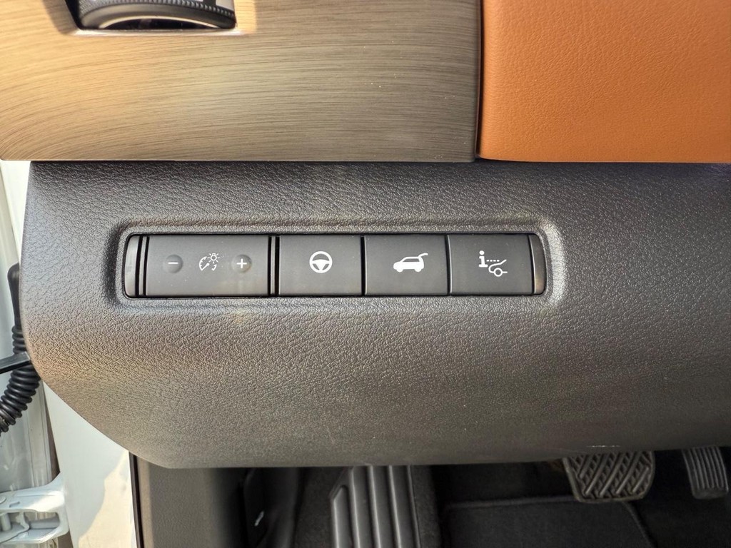 Nissan Pathfinder Vehicle Full-screen Gallery Image 17