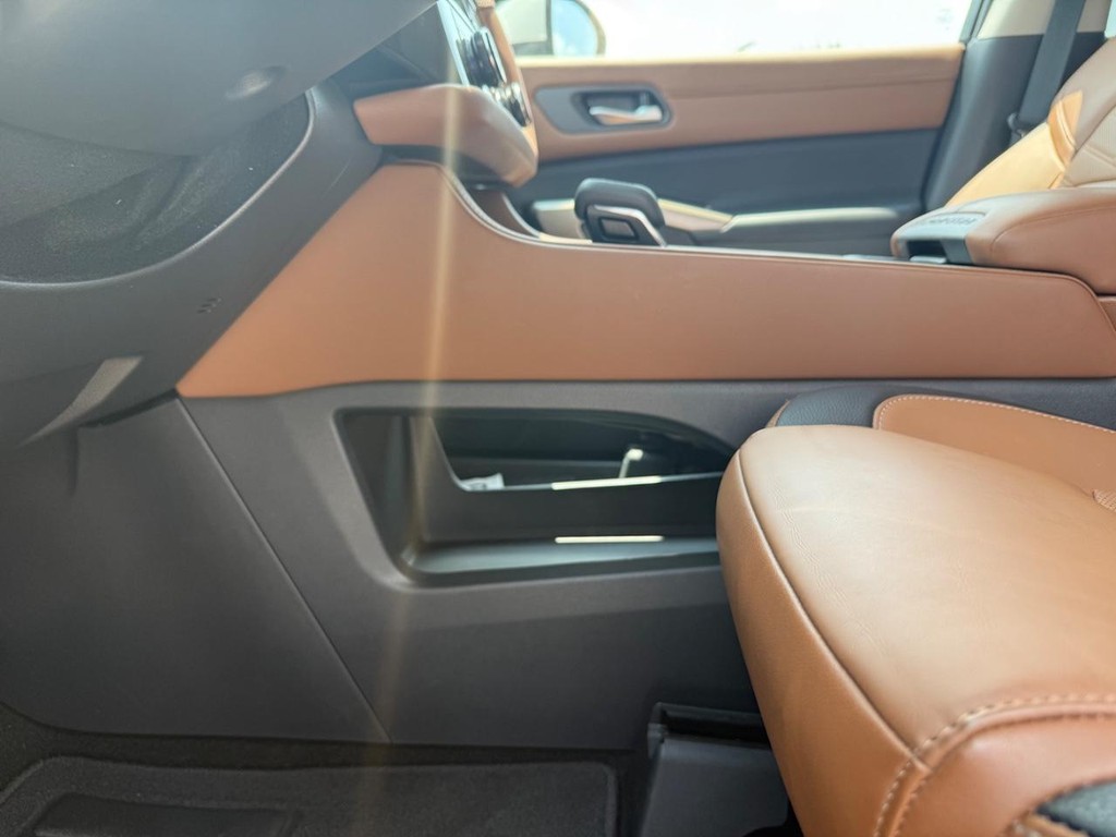 Nissan Pathfinder Vehicle Full-screen Gallery Image 18