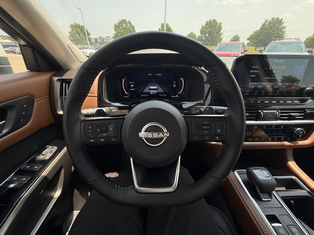 Nissan Pathfinder Vehicle Full-screen Gallery Image 19