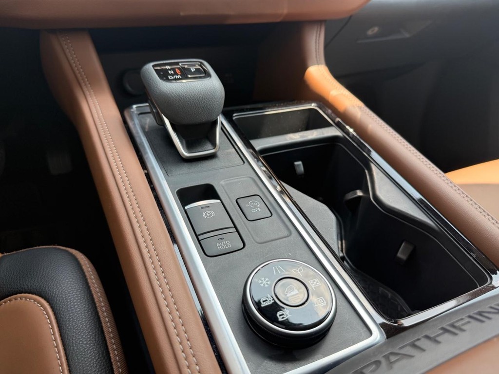 Nissan Pathfinder Vehicle Full-screen Gallery Image 31