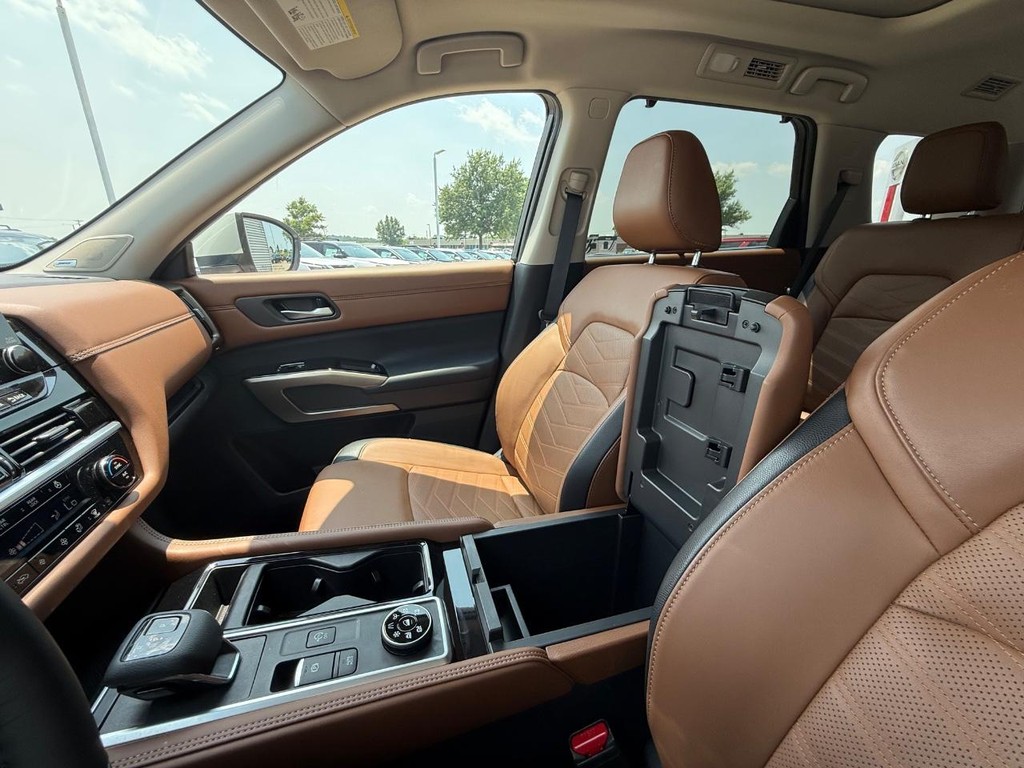 Nissan Pathfinder Vehicle Full-screen Gallery Image 32