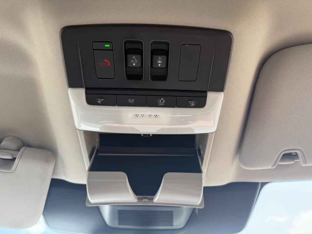 Nissan Pathfinder Vehicle Full-screen Gallery Image 33
