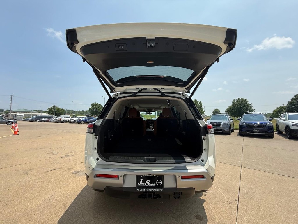 Nissan Pathfinder Vehicle Full-screen Gallery Image 34