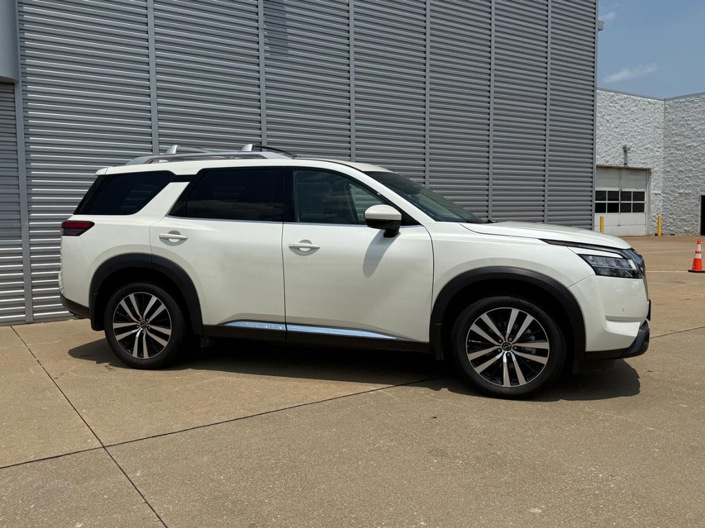 Nissan Pathfinder Vehicle Full-screen Gallery Image 39