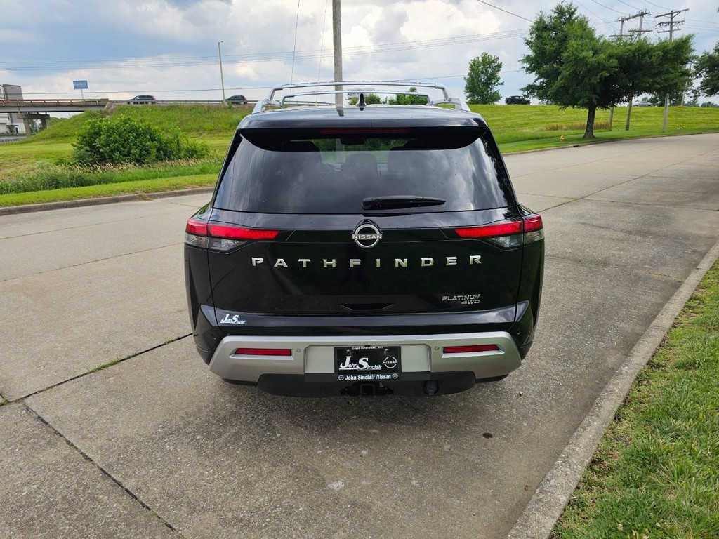 Nissan Pathfinder Vehicle Full-screen Gallery Image 07